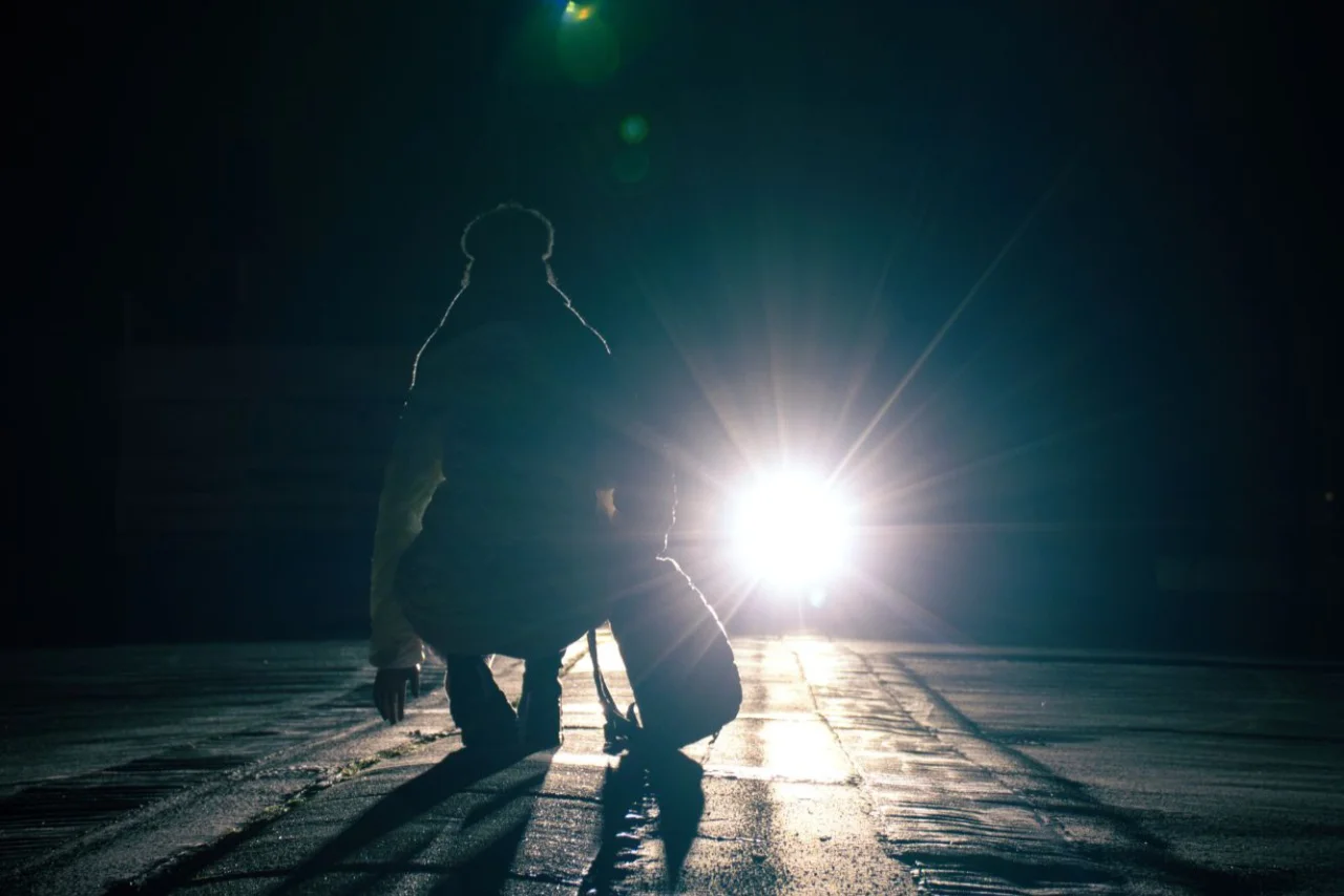 videaste contre-jour, phares, parking